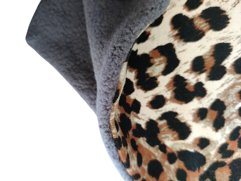Hals med fleecefôr- Leopardmønstret