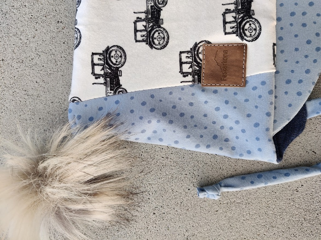Knytelue med ullfôr - Traktor Blå 