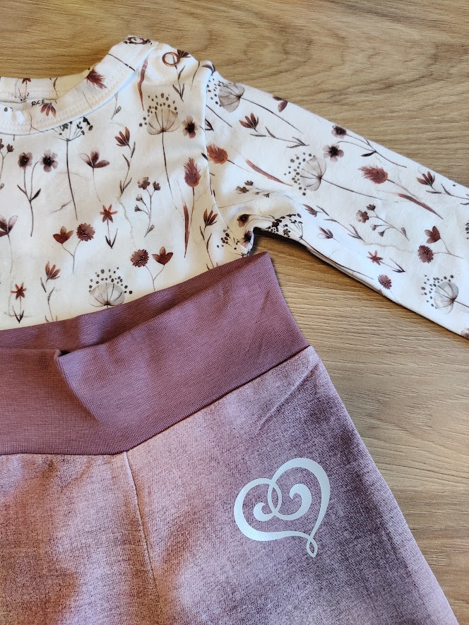 Babybukse - Jeanslook med vinylhjerte