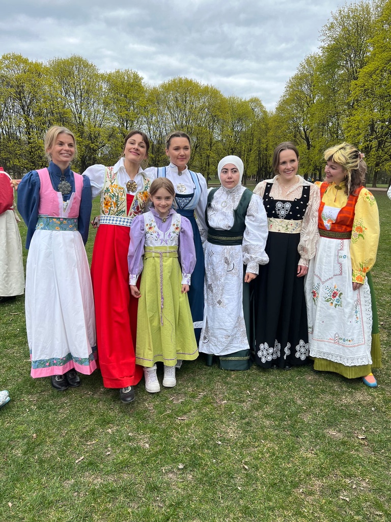 Fæstdrakt Dame - Symønster  