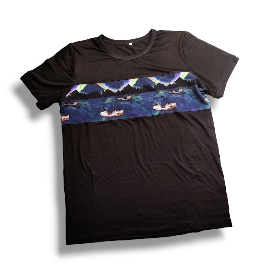 [53201-01] Lofotodden T-skjorte - Nordlys Fiskebåt Svart (XS)