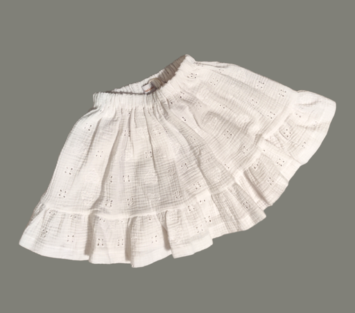 Kappeskjørt av brodert musselin